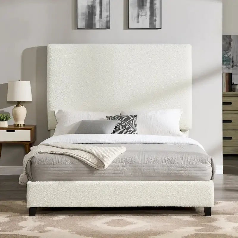Testiera alta in bouclé bianco e letto a piattaforma imbottito — Struttura in LVL e compensato fresato CNC
