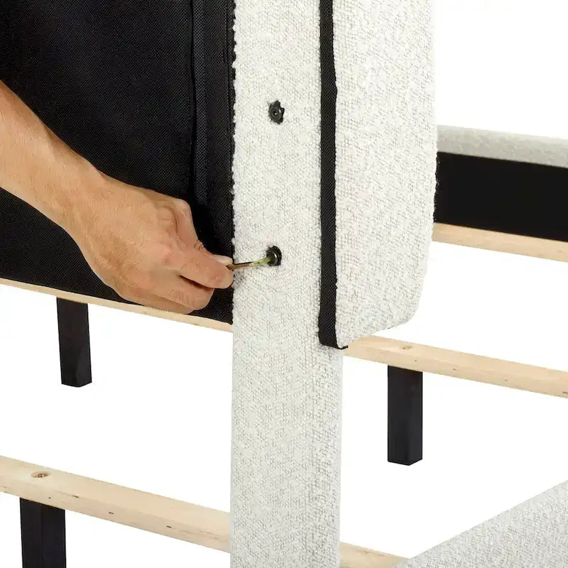 Testiera alta in bouclé bianco e letto a piattaforma imbottito — Struttura in LVL e compensato fresato CNC