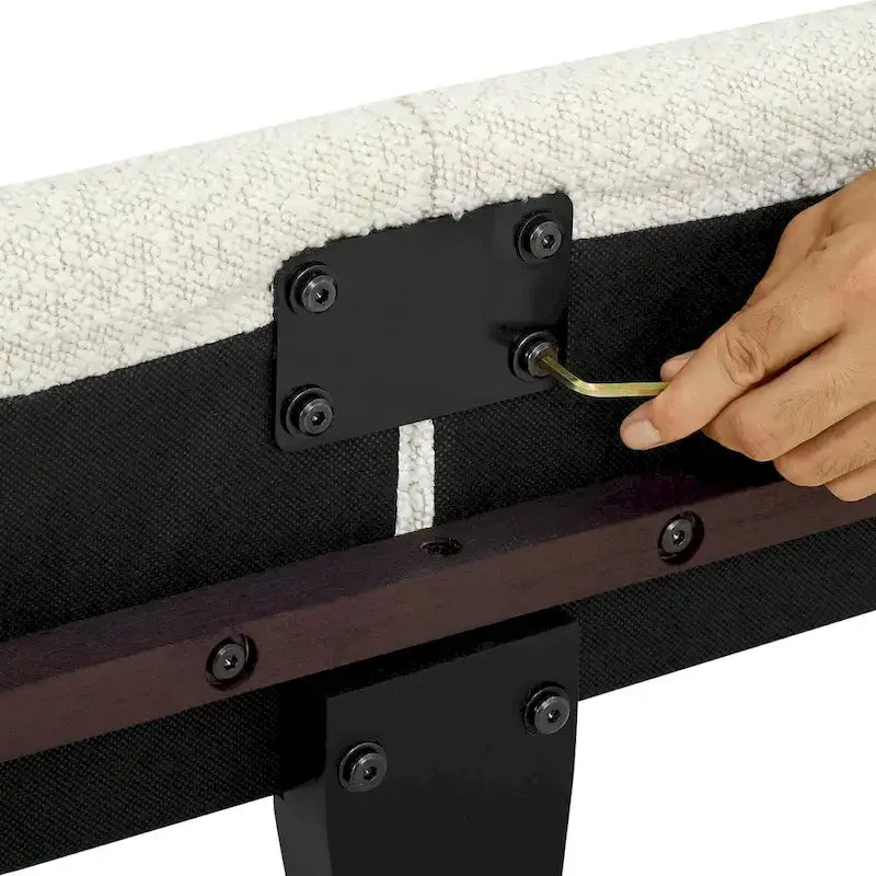 Testiera alta in bouclé bianco e letto a piattaforma imbottito — Struttura in LVL e compensato fresato CNC