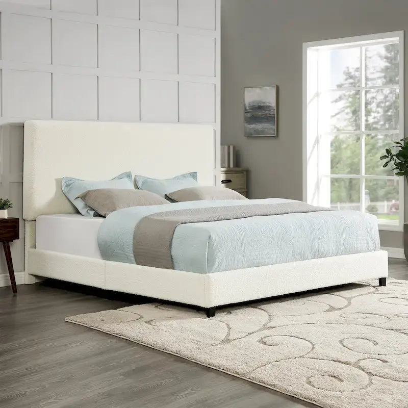 Testiera alta in bouclé bianco e letto a piattaforma imbottito — Struttura in LVL e compensato fresato CNC