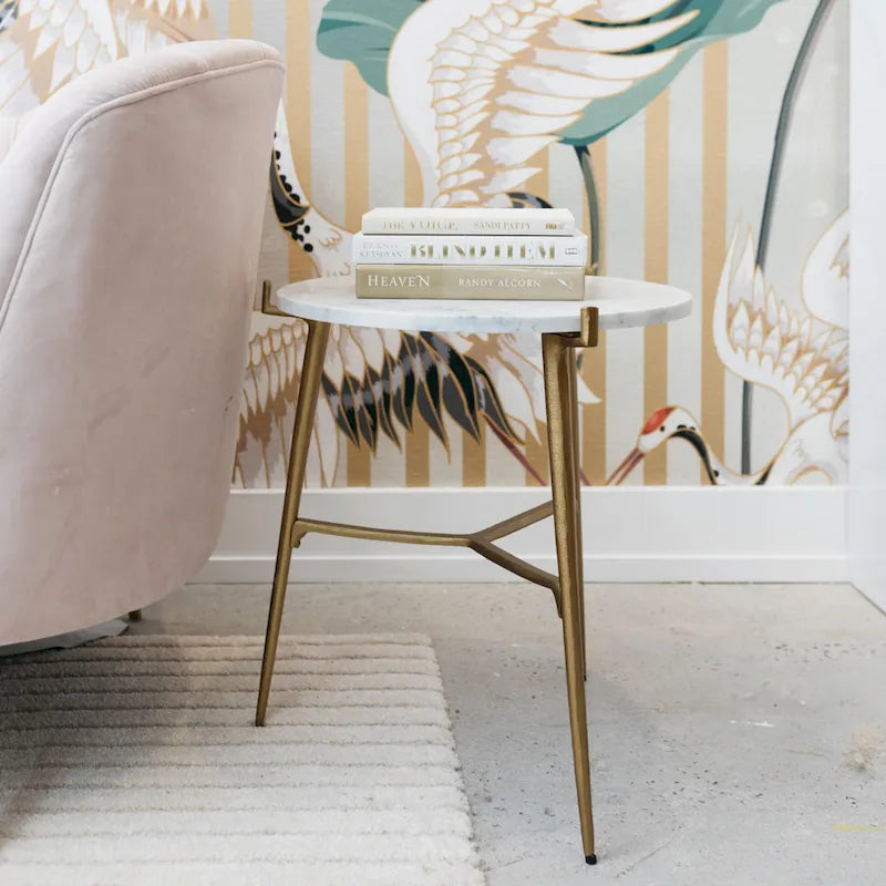 Tavolino d'appoggio Glam contemporaneo bianco e oro - Piano in marmo e base a treppiede color oro
