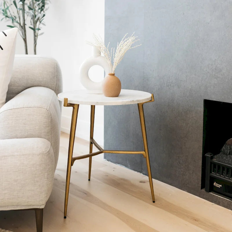 Tavolino d'appoggio Glam contemporaneo bianco e oro - Piano in marmo e base a treppiede color oro