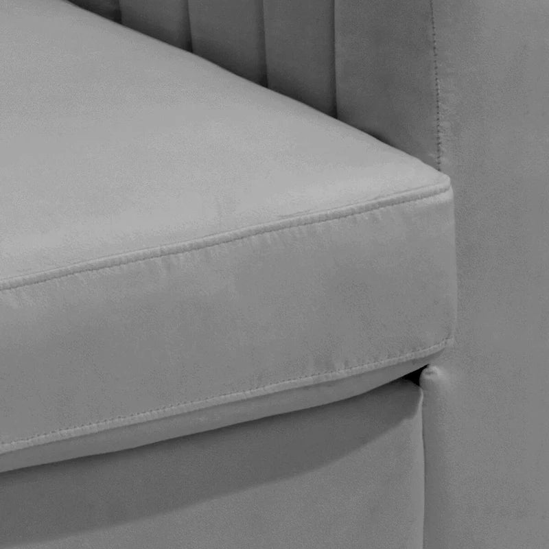 Poltrona di design in velluto con cuscino rimovibile e gambe in metallo dorato